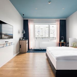 Camera media con letto king size